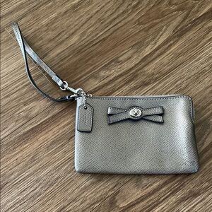 TURNLOCK BOW CORNER ZIP WRISTLET IN PATENT LEATHER (COACH F64648)SILVER/GUNMETAL